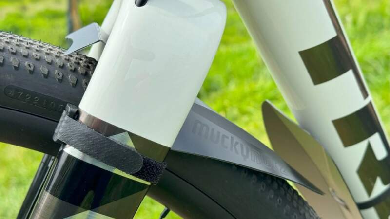 MUCKYNUTZ Gravel Face Fender reflexní