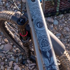MUCKYNUTZ Frame Skinz Viking bílá