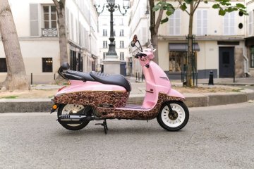 Peugeot Django 125i Manoush - KDYŽ SE SKÚTR STÁVÁ MÓDNÍM DOPLŇKEM