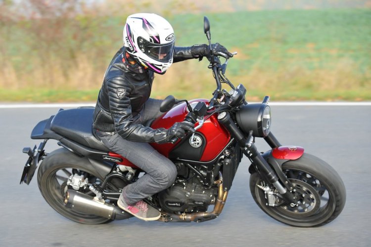 4SR B - Monster Lady